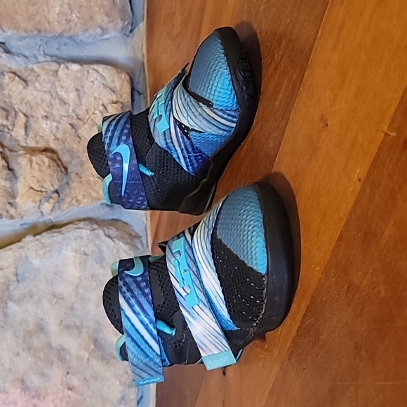 Black and blue NIKE LEBRON SOLDIER IX (INFANT size 6c) - Picture 3 of 7